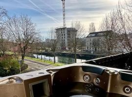 Loft avec SPA à Mulhouse avec parking privé 6 personnes، فندق في ميلوز