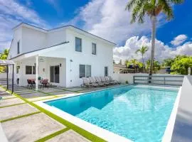 Luxury 5BR & 3BA Villa Walk to Hollywood Beach