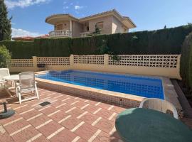 Casa Monte Verde con piscina a 10 min de Granada, hotel en Cájar
