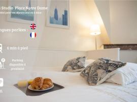 Joli Studio Place Notre Dame, place to stay in Pontoise