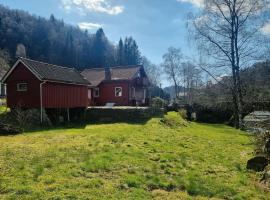Sjarmerende hus med bade og fiskemuligheter, hytte i Flekkefjord