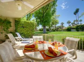 Dzīvoklis Sunny Palm Springs Haven Fenced Patio, 6 Pools! pilsētā Palmspringsa
