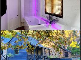 Daylesford - FROG HOLLOW ESTATE - One bedroom Homestead Villa - book for 3 nights pay for 2 - contact us for more details คันทรีเฮาส์ในเดลส์ฟอร์ด
