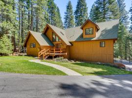 Spacious Retreat with Backyard 1 Mi to Lake Almanor, hotel with parking in Lake Almanor