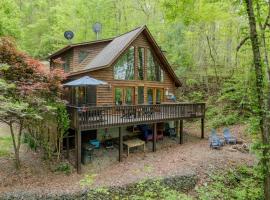 Lakefront Cabin Bordering Nat Park with Hot Tub! cabin, hotel sa Turtletown