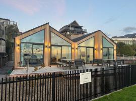 Brand New Lake Front homes Spa Pool, hotel in Taupo