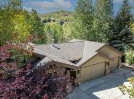 Centrally Located, Close to Ski, Main Street, Free Resort Shuttle with Hot Tub, feriebolig i Park City