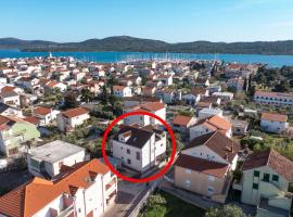 Apartments with parking space Pirovac, Sibenik - 22567, hotel in Pirovac