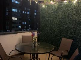 Habitacion en Apartamento Duplex, Internet, Terraza- Envigado, хотел в Енвигадо