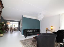 Holiday home with spacious enclosed garden: Grou'da bir otel