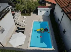 Villa Mina Kladovo, 5-Bedroom Villa with Pool for up to 12 People