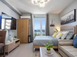 Azure Haven - Near Airport - Hot Shower - Cozy with Balcony 16th Flr unit 1623 bldg 102