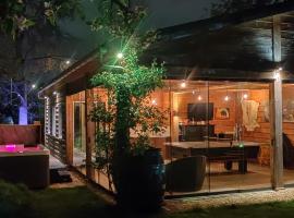 Ecolodge met jaccuzzi en warm zwembad in prachtige tuin met prive sauna Centrum Tilburg, hotel v destinaci Tilburg