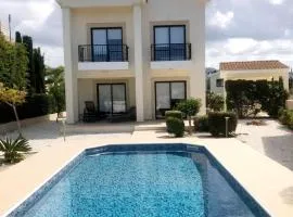 Modern 3 bedroom villa, pool and close to golf course
