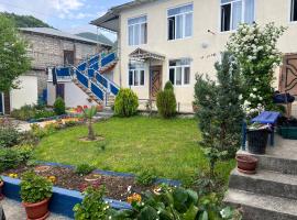 Garden house, hotel with parking in Ambrolauri