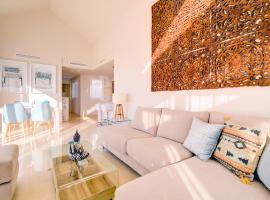 Luxury Penthouse Alcazaba Lagoon 521 EHHouse, golf hotel v mestu Estepona