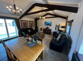 Beautiful newly converted barn in St Hilary, guest house in Cowbridge