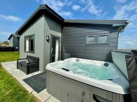 *Luxury holiday home with hot tub close to beach*, íbúð í Pembrokeshire