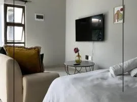 Luxury apt walk to Melrose Arch (3)