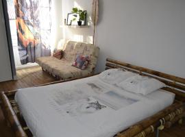 Grande chambre avec lit Bambou et canapé lit, bed and breakfast en Chef-Boutonne