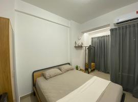 Minimalist room at The Nest Apartment by Popobella Near Puri Indah West Jakarta, appartamento a Giacarta