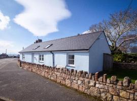 Bron Haul, holiday home in Newborough