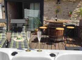 Jacuzzi au Lemon Tree et charme des pierres dorées