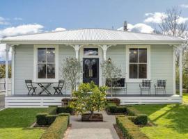 Historic Charm in Greytown - Cosy Kowhai Cottage, hotel in Greytown
