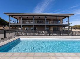 The Lux Country Retreat - heated swimming pool - immaculate views and stylish comfort!, maison de vacances à Port Lincoln