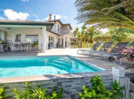 Maison Madalena With Pool close to ocean, hotel med jacuzzi i Lurra