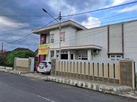 OYO 93902 Guest House Pahlawan Syariah, hotel en Kotabumi