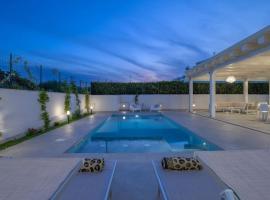 VillaTalè with private Swimming pool. Within walking distance of the beach. โรงแรมในปอซซัลโล