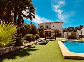 Javea Dream Luxury Villa with Pool, Lounge, BBQ, Airco, Wifi, feriebolig ved stranden i Balcon del Mar