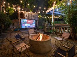 Villa Raya w Outdoor Cinema, Bonfire, Treehouse & Parking, hotel in Vigan