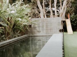 Gorgeous 5 bedroom beach house. Dog/Kid Friendly., hotel v destinaci Marcoola