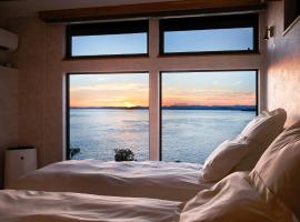 Private Villa with Pool and Sunset in Kochi, hotel con alberca en Aki