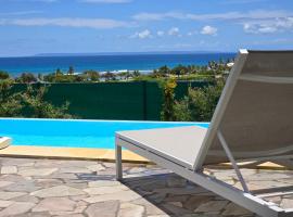 Villa piscine vue exceptionnelle mer et plage, hotel amb piscina a Saint-François