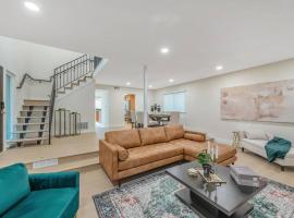 Luxe Home Steps from Mall and Downtown Escape, hotel di San Jose