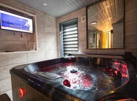 Sizzling London Studio with Jacuzzi & Private Bath