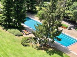Modern LAAX apt, Swimming Pools, Wellness & Tennis, hotel di Laax