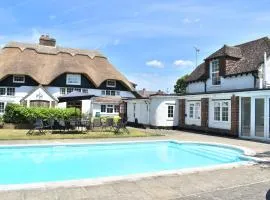 Beautiful Thatched Cottage with heated outdoor pool, Great for families & Dog Friendly!