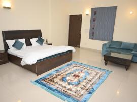 ownstay chhatarpur, cabana o cottage a Nova Delhi