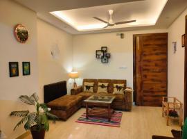 Blue Heart Home 1 BHK - Spacious Flat in Tapovan, alojamento na praia em Rishikesh
