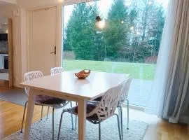 Modern, private spacious & fully equipped for 2-5 people Near forest, with kitchen, washer, pets friendly