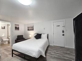 Affordable Double Bed Parking Downtown A plus WiFi, hotel in Moose Jaw