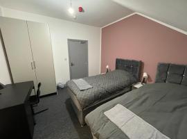 Luxurious En-Suite Room 6, heimagisting í Manchester
