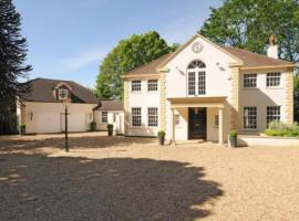 Captivating 5-Bed House in Woking, hotelli kohteessa Woking