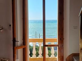 Sea-front loft in Liberty villa, hotel in Castiglioncello
