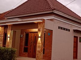 Mutiara homestay jogja, hotel with parking in Ngingas