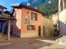 Giovanna's Home, historic Town House with Garden, hotell i Riva del Garda